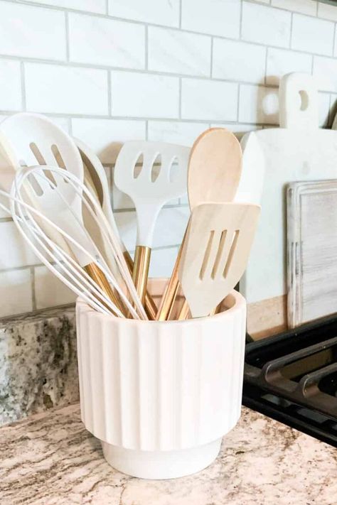 Durable and aesthetic kitchen utensils?! Count me in!! Apartment Hacks Organizing, White Kitchen Utensils, Sophia Lee, Aesthetic Apartment, Cool Dorm Rooms, Utensil Storage, Aesthetic Kitchen, Dollar Store Organizing, Kitchen Utensil Holder