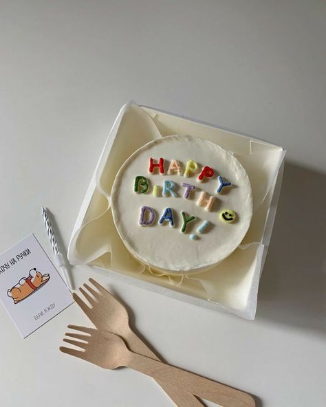 Bento Cake For Husband Birthday Funny, Birthday Cake Bento Aesthetic, Birthday Bento Cake Ideas For Boyfriend, Korean Cake Birthday Boys, Bento Cake Boy, Korean Cake For Boyfriend, Korean Birthday Cake Aesthetic, Korean Cake Birthday, Simple Birthday Cake For Men