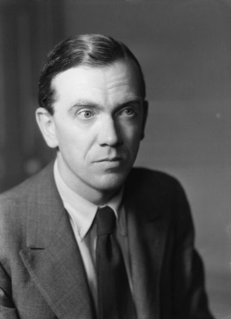 Write Only 500 Words Per Day and Publish 50+ Books: Graham Greene's Writing Method |  Open Culture James Theo, English Writers, Graham Greene, Vevey, George Bernard Shaw, Robert Louis Stevenson, Writers And Poets, Famous Authors, Famous Books