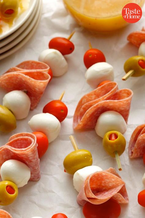 34 Party-Ready Appetizers with 4 Ingredients (or Less!) July 4th Appetizers, Best Holiday Appetizers, Summer Appetizers Easy, Christmas Appetizers Easy, Antipasto Skewers, Easter Appetizers, No Cook Appetizers, Skewer Recipes, Summer Appetizer