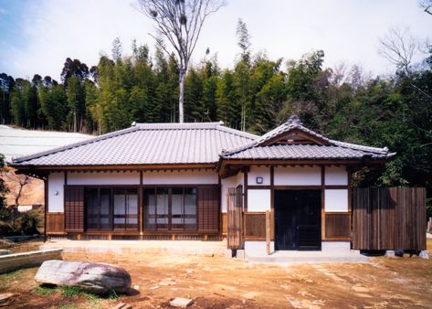 Traditional Japanese House Renovation – SUZUKI Natural Architects Traditional Japanese House Exterior, Traditional House Exterior, Japanese Traditional House, Japanese House Exterior, Traditional Japanese House, Black Japanese, Japanese Architecture, House Renovation, Garden Structures