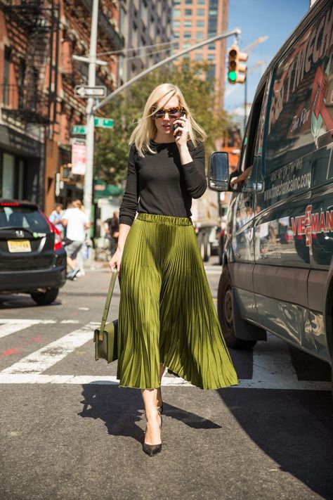 What to Wear in Your 30s Trendy Professional Outfits, Green Pleated Skirt, Long Skirt Outfits, Black Knit Top, 가을 패션, Skirt Design, Night Outfits, Work Fashion, Super Cool