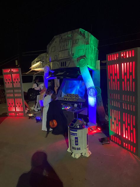 AT AT walker dark side trunk Star Wars Truck Or Treat, Trunk Or Treat Ideas Star Wars, Star Wars Trunk Or Treat Ideas For Suv, Star Wars Trunk Or Treat Ideas For Cars, Trunk Or Treat Star Wars, Star Wars Trunk Or Treat Ideas, Star Wars Halloween Decorations, Spooky Walk, Halloween Jedi