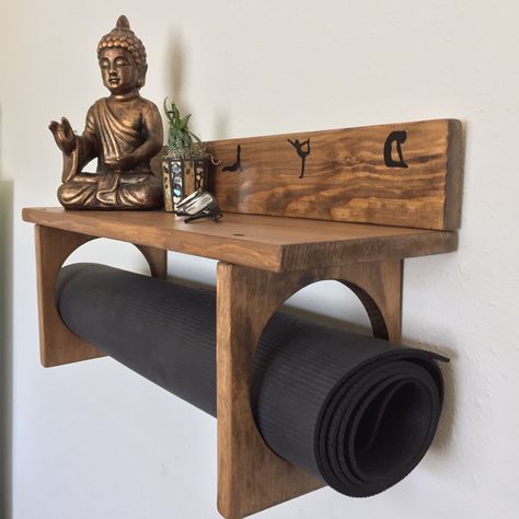 Minus the buddha :) Sala Zen, Vacation House Decor, Yoga Mat Rack, Sala Yoga, Home Yoga Room, Yoga Meditation Room, Yoga Mat Holder, Meditation Room Decor, Meditation Corner