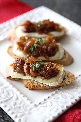 Crostini with Caramelized Onions, Melted Cheese & Sage Bacon Marmalade, Carmelized Onions, God Mat, Deilig Mat, Snacks Für Party, Finger Food Appetizers, Party Food Appetizers, Marmalade, Finger Food