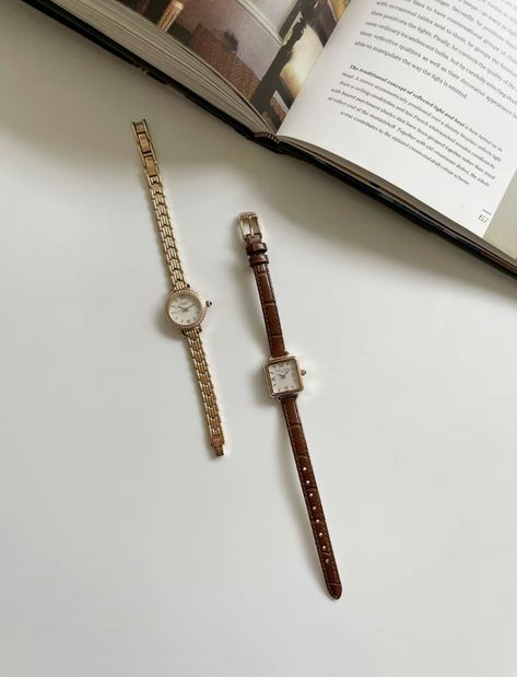 Make your outfit more elegant. Gold Watch Brown Leather Strap, Small Watches Women, Chic Style Women, Watches Aesthetic, Elegant Watches Women, Autumn Chic, Pretty Watches, Fancy Watches, Small Watch