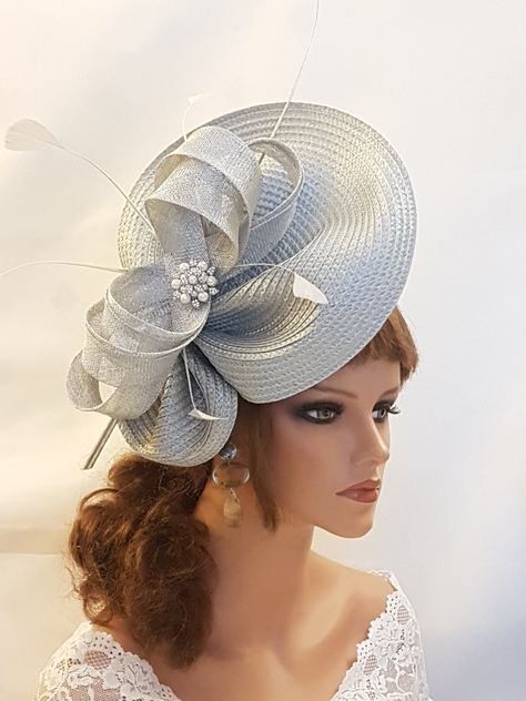 Silver Grey hat. Georgeous Fascinator Hat with Beautiful Sinamay loops bow adorned with a beautiful centre brooch and silver grey feathers. Perfect for Royal Ascot, Kentucky Derby, Weddings, Goodwood revival, Christening, Ascot, Mother of Bride /Groom or any special occasion. Gorgeous  Silver grey straw weave Hat fascinator long quill feather and  Sinamay bow adorned  Option to chosse  -with Feathers or  -without feathers ( without  long quill feather or small feathers. Just the Sinamay bow with Mother Of The Bride Fascinator, Silver Fascinator, Fascinator Hats Outfit, Grey Fascinator, Grey Feathers, Mother Of The Bride Hats, Fancy Short Dresses, Ascot Hats, Hat Fascinator