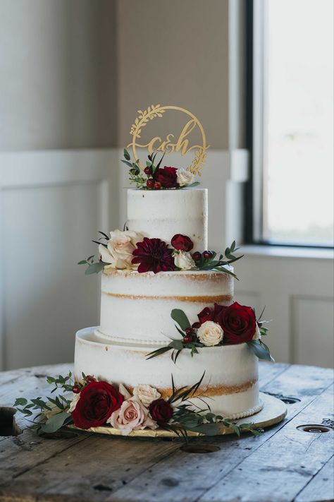 Burgundy Wedding Cake, Shots Photography, Velvet Wedding, Black Wedding Cakes, Fresh Flower Cake, Wedding Treats, December Wedding, Cake Flowers