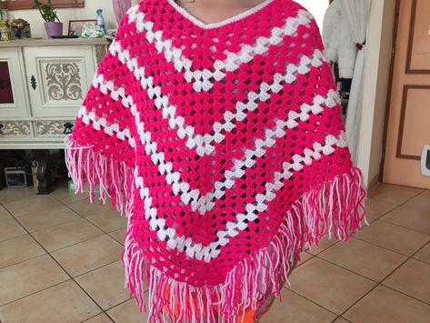 Tuto poncho, bb, enfant et adulte au crochet. Tuto poncho, tres sympa et surtout très facile a faire. ... ... ... Poncho Au Crochet, Knit Beanie Pattern, Crochet Baby Gifts, Crochet Poncho Free Pattern, Poncho Crochet, Poncho Knitting Patterns, Crochet Afghan Patterns Free, Crochet Heart Pattern, Crochet Baby Boy