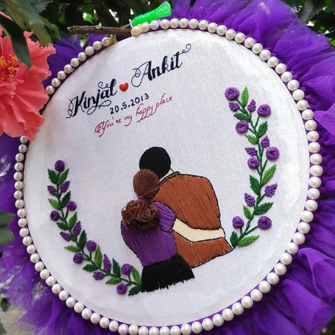 Anniversary Hoop Embroidery Hoop Art For Husband Birthday, Embroidery Love Couple Anniversary Gifts, Embroidery Hoop Art Anniversary, Anniversary Painting Ideas Couple, Birthday Embroidery Hoop Design, Couples Embroidery Design, Hoop Embroidery Ideas Couple, Embroidery Anniversary Gift Ideas, Couple Hoop Art Pattern