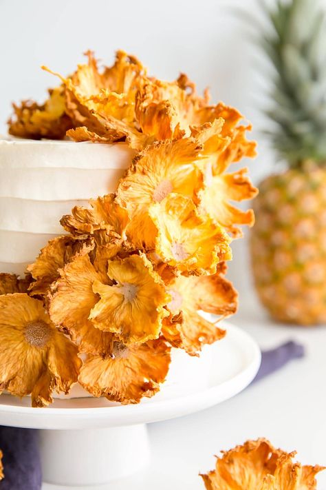 Pineapple Buttercream, Dried Pineapple Flowers, Pineapple Cake Decoration, Dessert For Summer, Tropical Desserts, Dessert Original, Pineapple Flowers, Dried Pineapple, Cake Mini