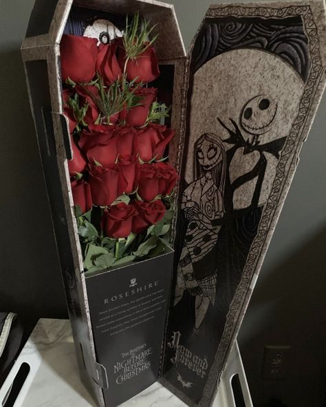 Nightmare Before Christmas Gift Ideas, Nightmare Before Christmas Bouquet, Christmas Box Decoration Ideas, Nightmare Before Christmas Gift Basket, Photo Box Ideas, Christmas Gifts Aesthetic, Disney Gift Box, Christmas Gift Aesthetic, Dark Gifts