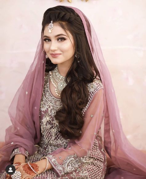 Pakistani Engagement Hairstyles, Pakistani Bride Hairstyle, Party Wear Hairstyle, Pakistani Bridal Makeup Hairstyles, Red Saree Wedding, Engagement Looks, Pakistani Bridal Hairstyles, Hairstyle For Medium Hair, Nikah Outfit