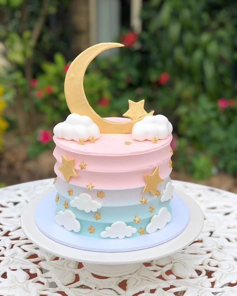 Cake Alchemy on Instagram: “Gender reveal’s will always hold such a special place in my heart. Welcoming a new life into the world is such a magical thing ✨💕” Destiny Cake, Gender Cake, Gender Reveal Dessert, Baby Shower Gender Reveal Cake, Baby Reveal Cakes, Gender Reveal Cookies, Cakes Decorated, Buttercream Cake Designs, Baby Brunch