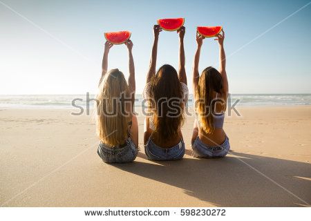 Best friends having fun on the beach and eating watermelon Summer Bucket List For Teens, Beach Photos Friends, Bucket List For Teens, Cute Beach Pictures, Beach Pictures Friends, Beach Pink, Friend Pictures Poses, Beach Friends, Beach Photography Poses