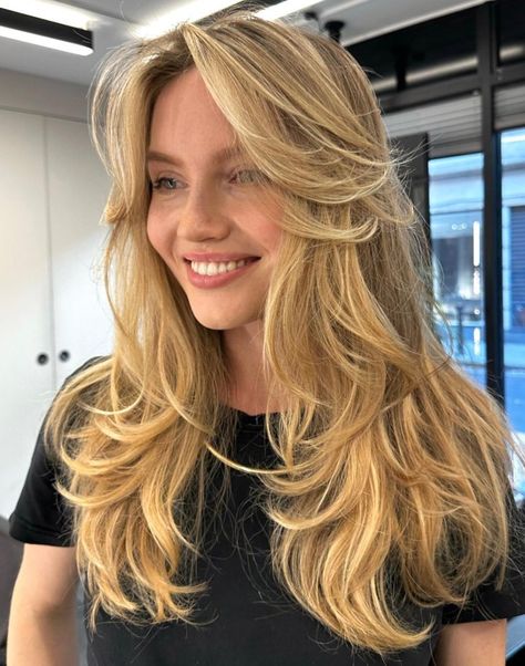 Long Layered Hairstyle with Face-Framing Bangs Blonde Layered Hair, Hairstyles For Layered Hair, Dirty Blonde Hair, Long Layered Haircuts, Blonde Hair Inspiration, Long Hair With Bangs, Long Layered Hair, Haircuts For Long Hair, Long Straight Hair