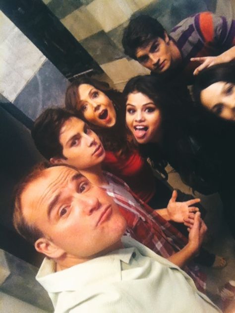 selfie of wizards of Waverly place cast Selena Gomez Twitter, Disney Channel Aesthetic, Old Disney Channel Shows, Jake T Austin, Disney Eras, Old Disney Channel, Celebrity Selfies, Wizards Of Waverly, Disney Cast