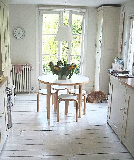 white floors - Google Search Painted Kitchen Floors, White Painted Wood Floors, Painted Bathroom Floors, White Painted Floors, Painted Wooden Floors, Painted Hardwood Floors, White Floorboards, Painted Floorboards, Cottage Flooring