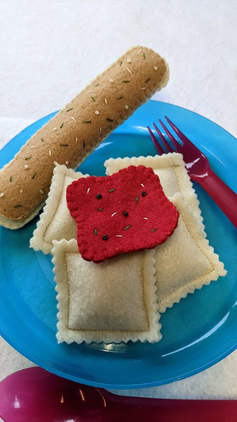 Felt Toy Food, Felt Crafts Food, Felt Ravioli, Felt Food Patterns Free Templates, Felt Bread, Felt Pasta, Diy Felt Food, Pasta With Sauce, Fake Pie