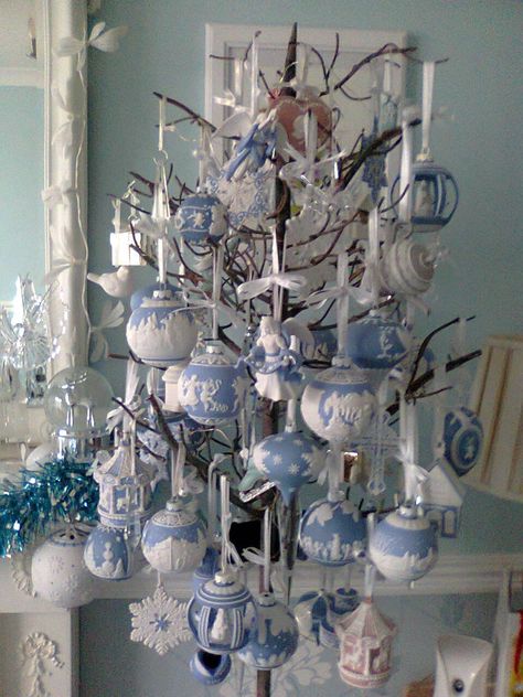 Blue Christmas Tree Decorations, Blue And White Christmas, Chinoiserie Christmas, Frozen Christmas, Blue Christmas Decor, Porcelain Christmas Ornaments, Blue Christmas Tree, Christmas Interiors, White Christmas Decor