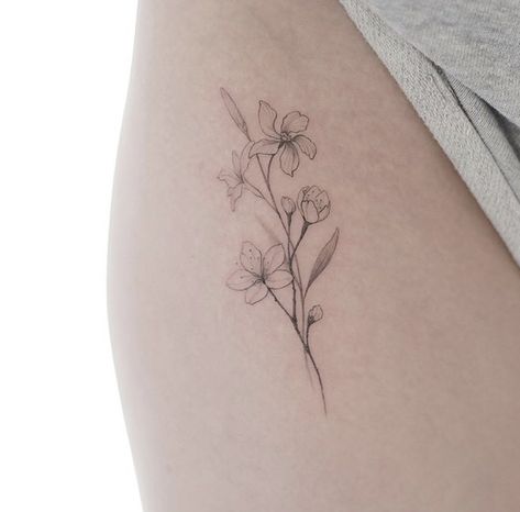 Flower Tattoos Lily, Minimalist Tattoo Flower, Lilly Flower Tattoo, Zwilling Tattoo, Jasmine Tattoo, Violet Flower Tattoos, Simbolos Tattoo, Violet Tattoo, Lillies Tattoo