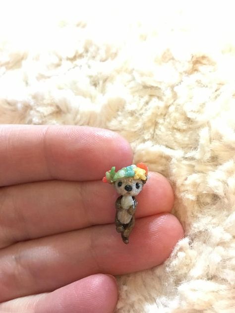 Otter Polymer Clay, Weird Trinkets, Clay Otter, Polymer Clay Ornaments, Clay Diy Projects, Clay Crafts Air Dry, How To Make Clay, Polymer Clay Diy, Polymer Clay Animals