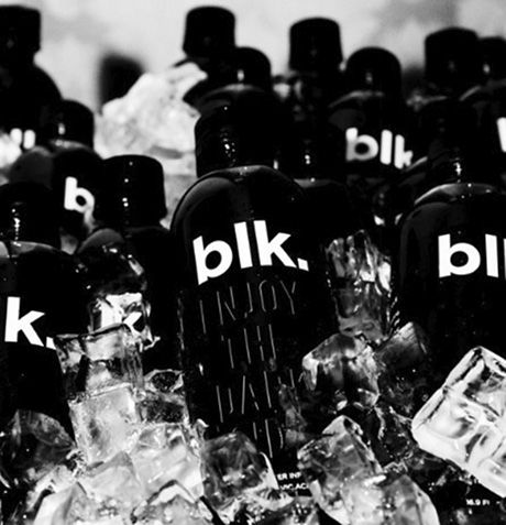 Blk Water, Fulvic Acid, Black Food, Fancy Drinks, Water Art, Soft Grunge, Black Is Beautiful, Black Aesthetic, Fun Drinks