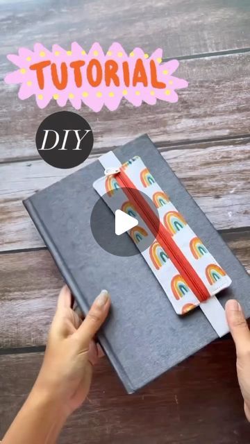 Notebook Pencil Holder Diy, Pen Holder Bookmark Diy, Elastic Pen Holder Diy, Pen Pouch Diy, Pencil Case Diy Tutorial, Pen Case Diy, Diy Crafts Pencil Case, Pencil Pouch Diy, Pen Holder Diy