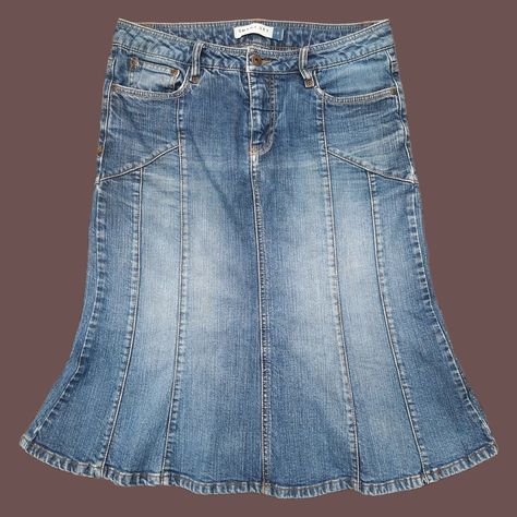 Kenzie 90's Denim Skirt, Mid Length Skirt Outfit, Denim Skirt Midi, Denim Midi Skirt Outfit, Skirts Vintage, Y2k Denim, Estilo Hippy, Midi Skirt Outfit, Denim Skirt Outfits