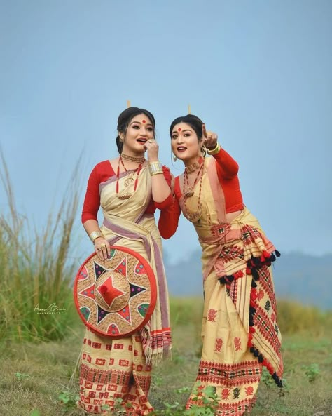 Bihu Dance Photography, Assamese Traditional Dress, Bihu Dance, Aesthetic Photography People, Indian Wedding Poses, Bride Photography Poses, Beautiful Casual Dresses, Traditional Indian Dress, Indian Photoshoot