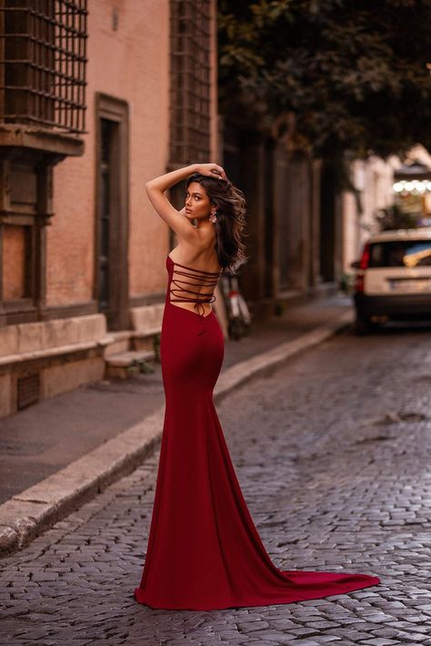 alamourthelabe--halina-wine-red--Vika Bronova- Vestidos Color Vino, Alamour The Label, Sophisticated Fashion, Dress Display, Poses Women, 파티 드레스, Fashion Influencer, Red Gowns, Strapless Gown