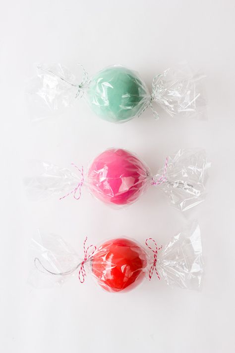 Diy Candy Ornaments, Eos Diy, Diy Christmas Candy, Candy Christmas Tree, Candy Tree, Gingerbread Christmas Decor, Holiday Favors, Eos Lip Balm, Candy Ornaments