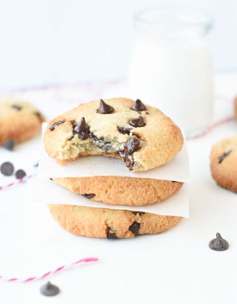 vegan keto chocolate chip cookies Egg Free Keto, Keto Flour, Cookies With Chocolate Chips, Cookies With Chocolate, Keto Cookie Recipes, Dairy Free Cookies, Almond Flour Cookies, Keto Chocolate Chip Cookies, No Flour Cookies