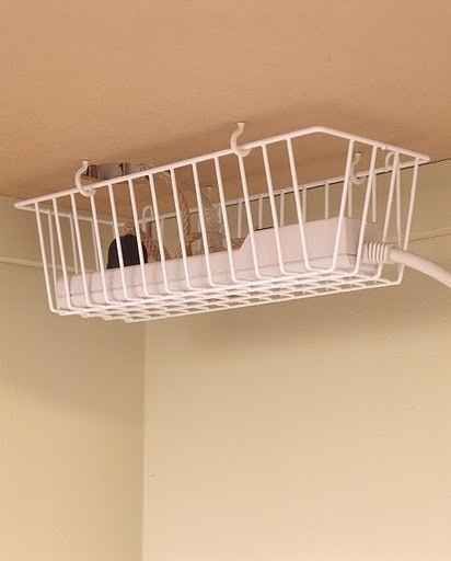 Hang a basket under your desk to keep cords off the floor (away from legs, vacuums, etc). Functional AND appealing to the eye! Office Hacks, Clever Organizer, Smart Tiles, Kitchen Baskets, Dollar Store Organizing, Store Organization, Home Office Organization, Office Organization, Home Hacks