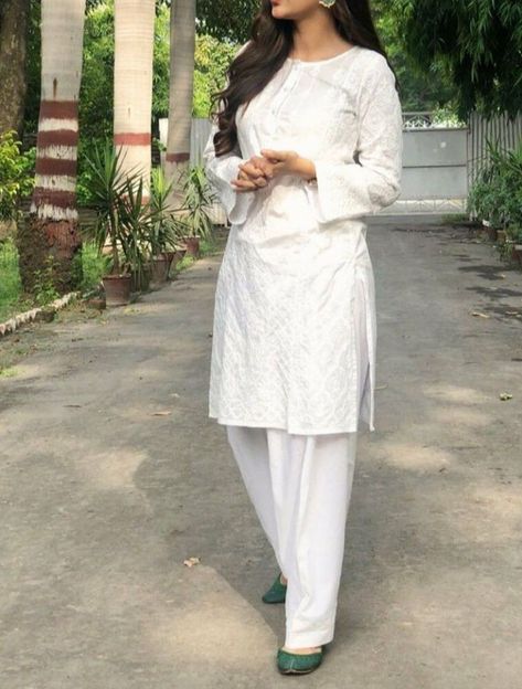 All white shalwar kameez with jhumke to give the look some colour and bulk Everyday Salwar Kameez, White Kameez Design, White Shalwar Design, Simple Shalwar Kameez Designs For Women, White Shalwar Kameez For Women, Pakistani Sandals, Simple Shalwar Kameez, Pak Suits, White Shalwar Kameez