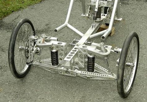 Pictures of homebuilt fully suspended aluminum trike of Julian Edgar from TrikesDigest Quotes from builder: OK. I’ve been for two decent rides on new trike. Problems are:- Dampers rattle. Tha… Low Rider Bike Bicycles, 4 Wheel Bicycle, Bicycle Mechanics, Trike Bicycle, Recumbent Bicycle, Diy Go Kart, Mtb Shoes, Tricycle Bike, Reverse Trike