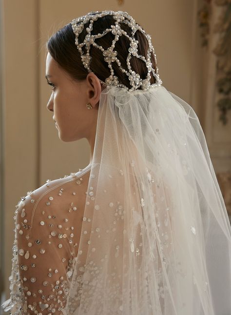 Elie Saab Bridal, Barbie Mode, Half Up Half Down Hairstyles, فستان سهرة, Wedding Veils, Wedding Veil, Half Up Half Down, Bridal Veil, Bridal Headpieces