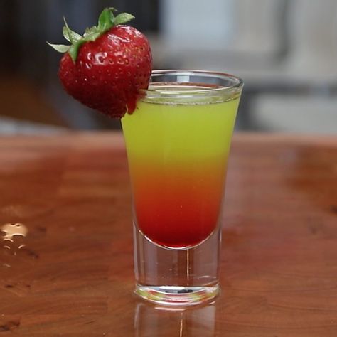 Fruity Shots, Rum Mixed Drinks, Shots Alcohol Recipes, Glace Fruit, Resep Koktail, Melon Liqueur, Alcholic Drinks, Shots Alcohol, Mixed Drinks Alcohol