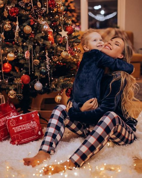 Toddler Christmas Photos, Christmas Photoshoot Kids, Christmas Pictures Kids, Mother Son Photos, Christmas Baby Pictures, Christmas Poses, Christmas Family Photoshoot, Winter Family Photos, Baby Christmas Photos