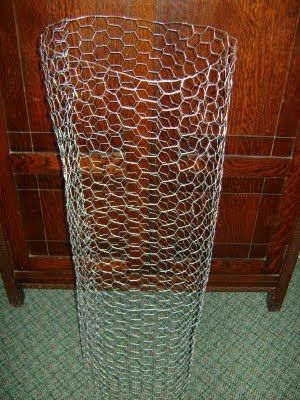 DIY Chicken Wire Dress Form...  a little different, but optional solo job Chicken Wire Sculpture Diy, Wire Mannequin, Chicken Wire Projects, Yard Art Ideas, Chicken Wire Diy, Wire Ghosts, Wire Dress Form, Dress Form Christmas Tree, Chicken Wire Sculpture