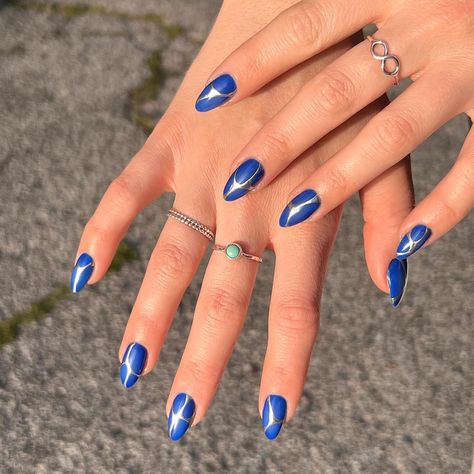 Silver And Blue Nails, Blue Silver Nails, Electric Blue Nails, Aura Azul, Blue Chrome Nails, Blue And Silver Nails, Aura Nails, Pearl Nails, Chrome Silver