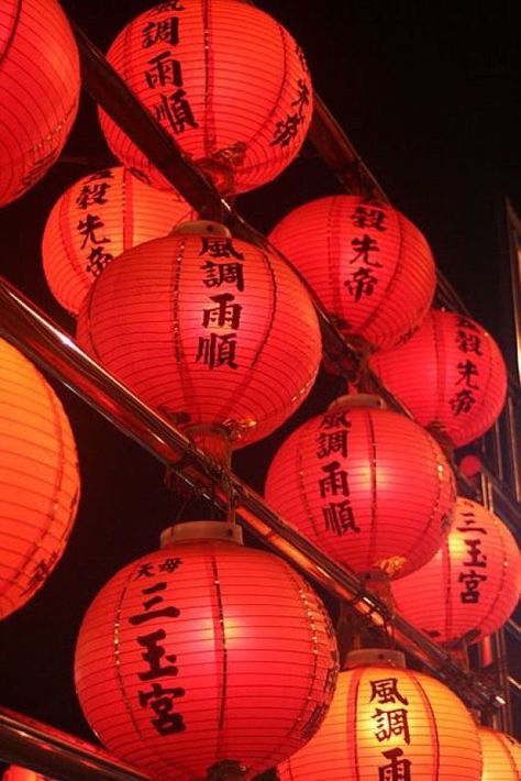 Lanterns At Night, Lantern Aesthetic, Chinese New Year Wallpaper, Chinese Tea House, Japanese Legs, Chinese Aesthetic, Sky Lanterns, Chinese Lantern, Chinese New Year Decorations