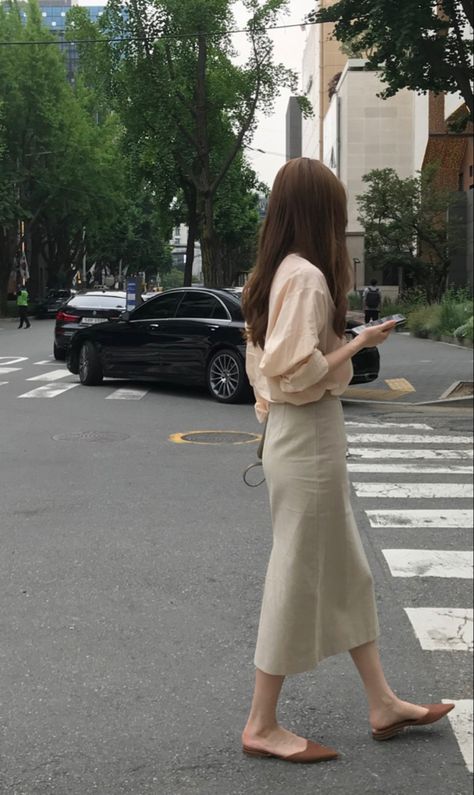 Acadamia Dresses, Dusty Pink Outfit Casual, Spring In Korea Outfit, Japanese Spring Fashion, Japan Outfit Ideas, Korean Outfits Men, Aesthetic Korean Fashion, Skirt Outfits Korean, Japanese Minimalist Fashion