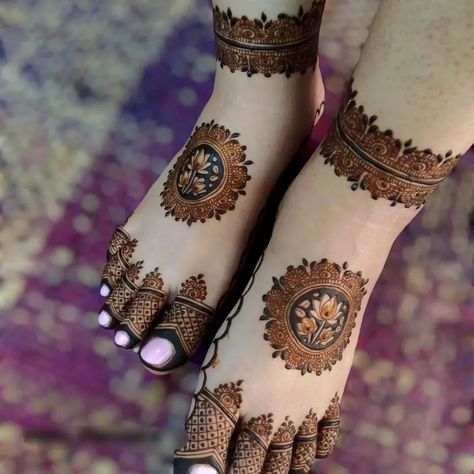 Bridal Mehndi Foot Designs, Engagement Leg Mehndi Designs, Mehndi Designs For Foot Simple, Lag Mehndi Design Simple, Mehndi Feet Designs, Simple Mehndi Designs For Foot, Foot Mehndi Designs Bridal, Bridal Mehndi Designs For Foot, Lag Mehndi Design