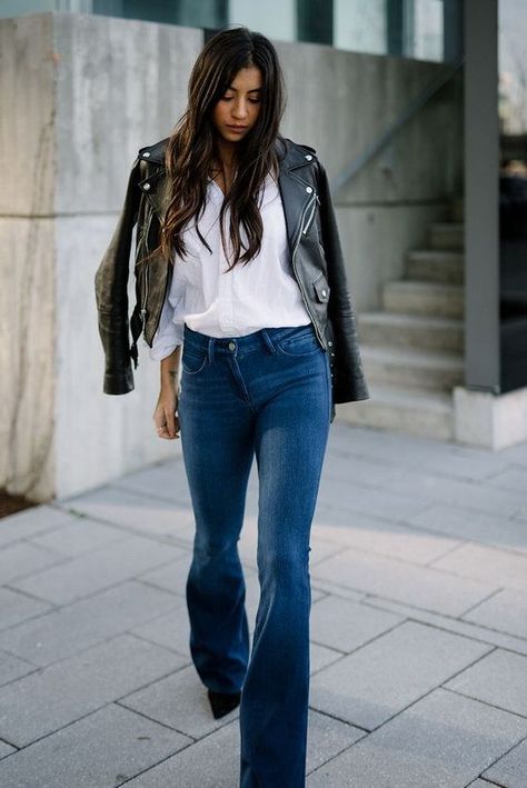 How To Style Your Flared Jeans: Best Street Style Ideas 2022 Flare Jeans Outfit Winter, Flare Jean Outfit, Style Flare Jeans, Vestiti In Jeans, Bootcut Jeans Outfit, Flare Jeans Style, Flare Jeans Outfit, Looks Jeans, Jeans Outfit Winter