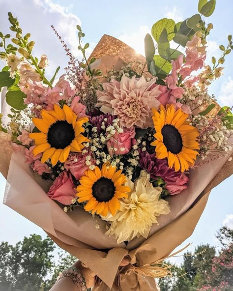 Sun Flower Bouquet Simple, Sunflower And Rose Bouquet, Flower Bouquet Sunflower, Roses Varieties, Bouquet With Sunflowers, Bouquet Styles, Wedding Bouquet Ideas, Flower Boquet, Birthday Flowers Bouquet