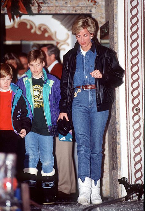 11 Princess Diana outfits we're recreating this winter - Photo 11 Princess Diana Outfits, Diana Outfits, Prințesa Diana, Family Photo Outfits Winter, Putri Diana, Model Rok, Diana Williams, Princess Diana Fashion, Prinz William