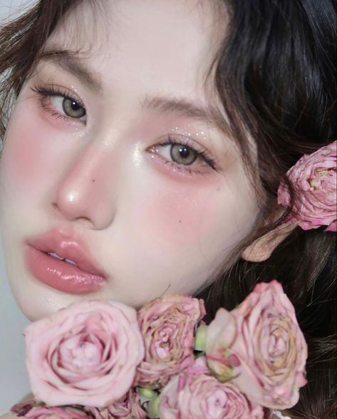 Chinese Influencer, Makeup Douyin, Aesthetic Face, Chinese Makeup, Princess Makeup, Flower Makeup, Valentines Makeup, Makeup Idea, Photoshoot Concept