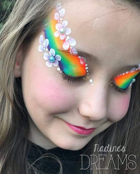 Eye flower rainbows Hippie Face Paint, Face Painting Unicorn, Face Painting Flowers, Rainbow Face Paint, Eye Face Painting, Fairy Face Paint, Festival Face Paint, Eye Flower, Girl Face Painting