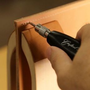 The Best Way to Sew Leather Is Actually By Hand! Here's How Art Du Cuir, Diy En Cuir, Leather Tutorial, Hand Sewn Leather, Leather Sewing, Tandy Leather, Leather Craft Projects, Leather Workshop, Leather Carving